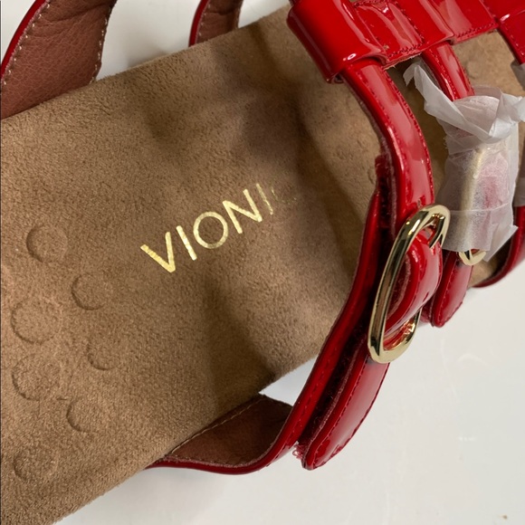 New Vionic Sandals Red Gold Strappy Slip On Patent Leather Sz 9 Wide - Picture 3 of 6